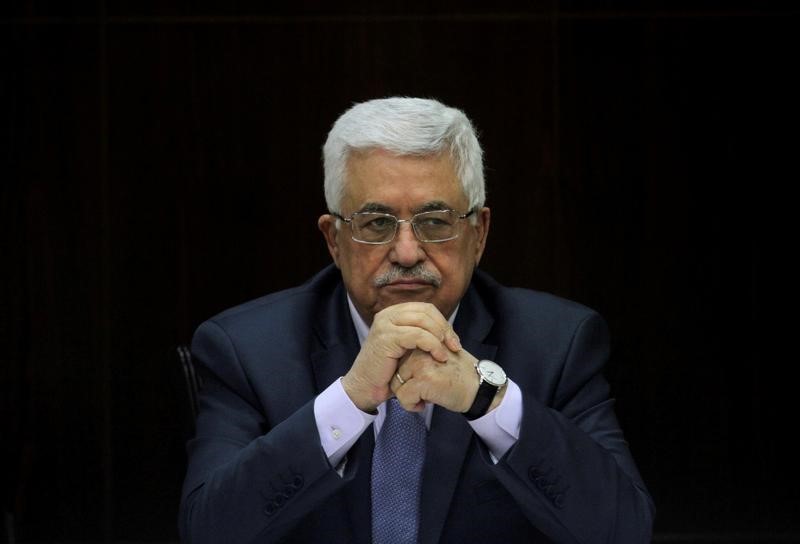 © Reuters. FILE PHOTO: Palestinian President Abbas heads a cabinet meeting in Ramallah