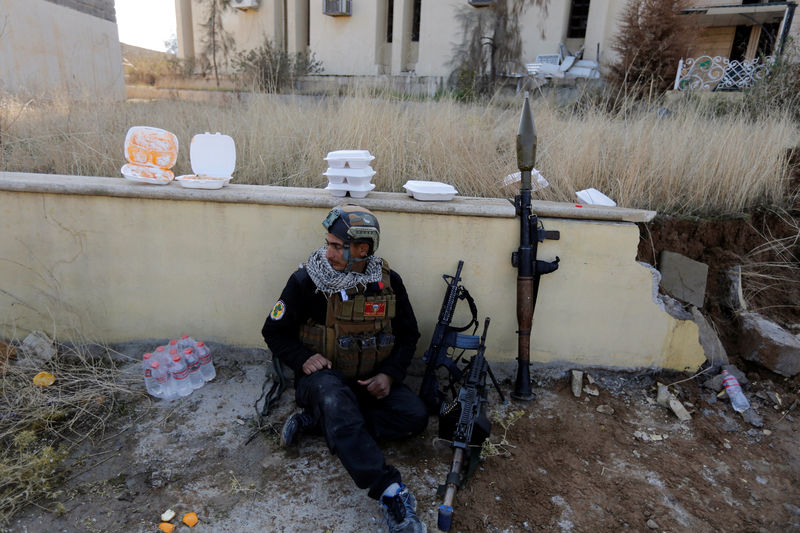 © Reuters. A member of Iraqi Special Operations Forces (ISOF) rests at the University of Mosul during a battle with Islamic State militants, in Mosul, Iraq