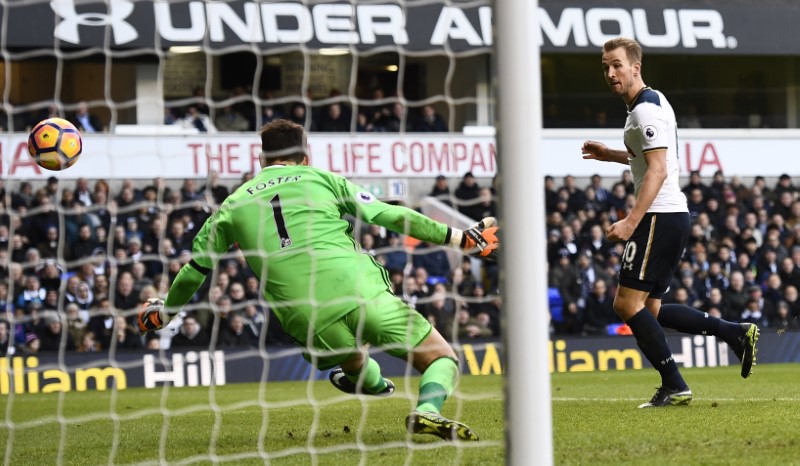 © Reuters. Tottenham's Harry Kane has a shot saved by West Bromwich Albion's Ben Foster