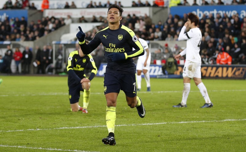© Reuters. Arsenal's Alexis Sanchez celebrates scoring their fourth goal