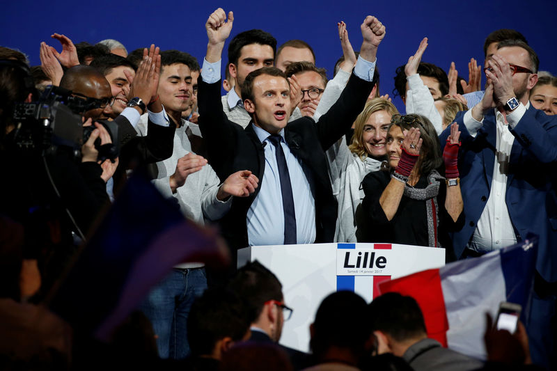 © Reuters. Emmanuel Macron, head of the political movement En Marche !, or Forward !, and candidate for the 2017 French presidential election, sings the French national anthem at the end of a political rally in Lille