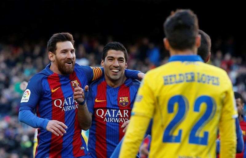 © Reuters. El Barça golea a Las Palmas y el Atlético de Madrid vence al Betis en Liga