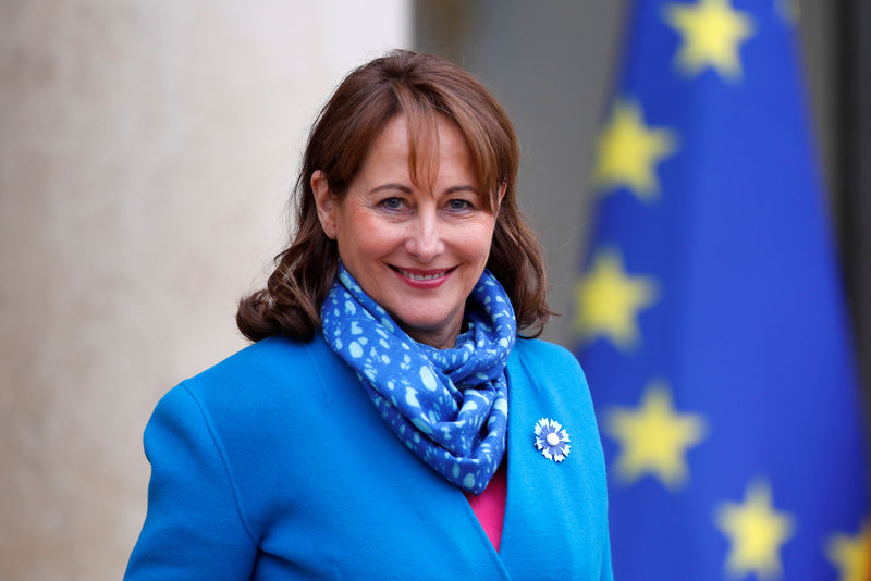 © Reuters. FILE PHOTO: French Minister for Ecology, Sustainable Development and Energy Segolene Royal leaves the Elysee Palace in Paris following the weekly cabinet meeting