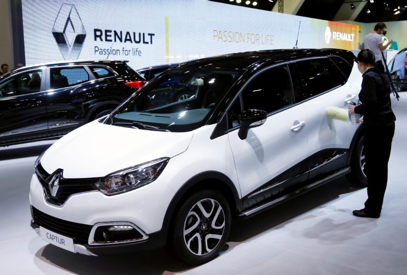 © Reuters. A worker cleans a Renault Captur car at the European Motor Show in Brussels
