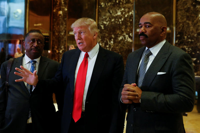 © Reuters. uspoU.S.President-elect Donald Trump speaks to members of the news media with television personality Steve Harvey and businessman Greg Calhoun after their meeting at Trump Tower in New York