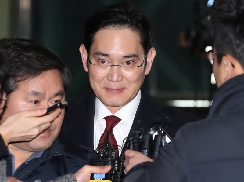 © Reuters. Samsung Electronics vice chairman Jay Y. Lee is surrounded by media as he leaves the office of the independent counsel in Seoul