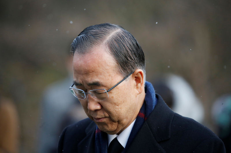 © Reuters. Former U.N. secretary-general Ban Ki-moon pays a tribute at the natioanl cemetery in Seoul