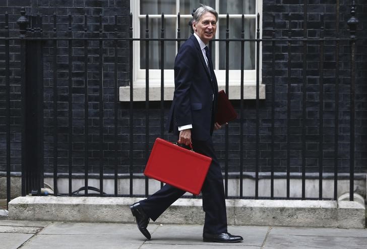 © Reuters. Britain's Chancellor of the Exchequer Phillip Hammond arrives in Downing Street in London