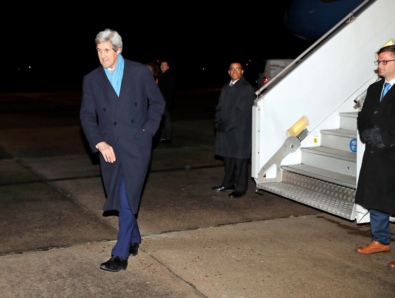 © Reuters. Secretary of State John Kerry walks to a waiting car as he arrives at Le Bourget Airport