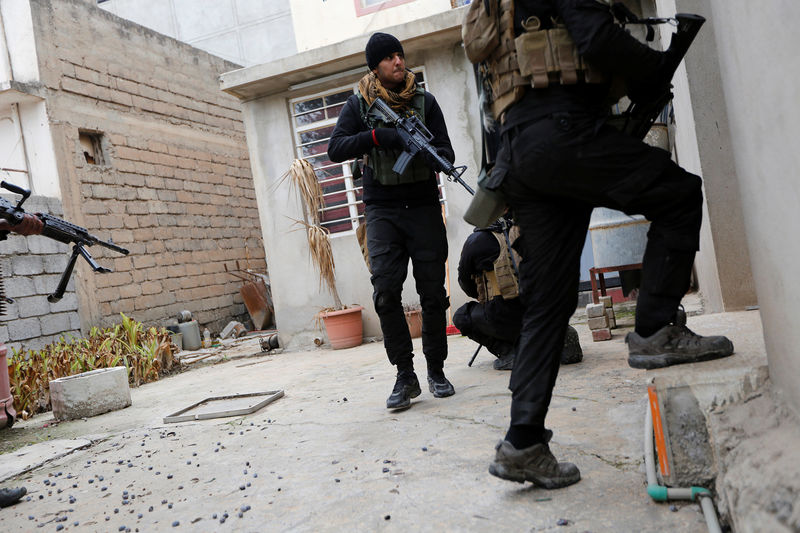 © Reuters. Las fuerzas iraquíes rastrean la Universidad de Mosul en búsqueda de extremistas