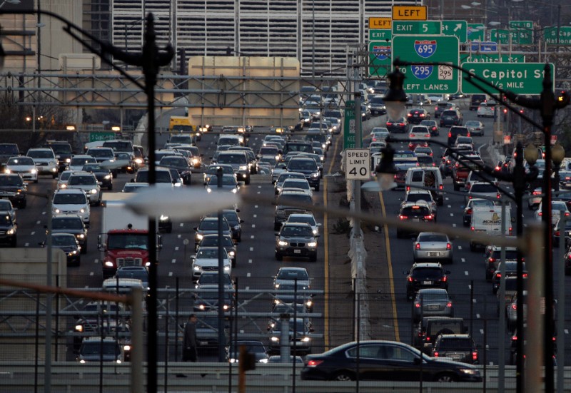 © Reuters. Rush-hour traffic passes through Washington