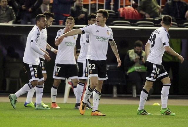 © Reuters. El Valencia toma aliento tras vencer al Espanyol en Liga