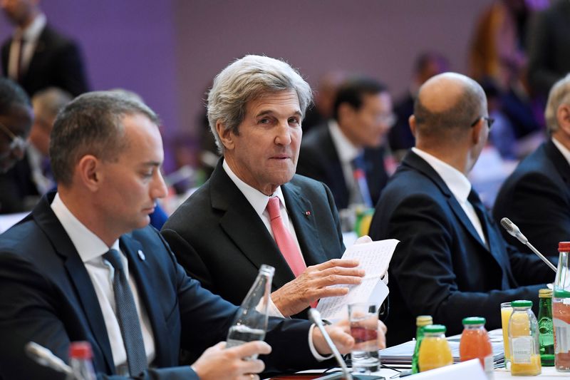 © Reuters. US Secretary of State John Kerry attends the Mideast peace conference in Paris