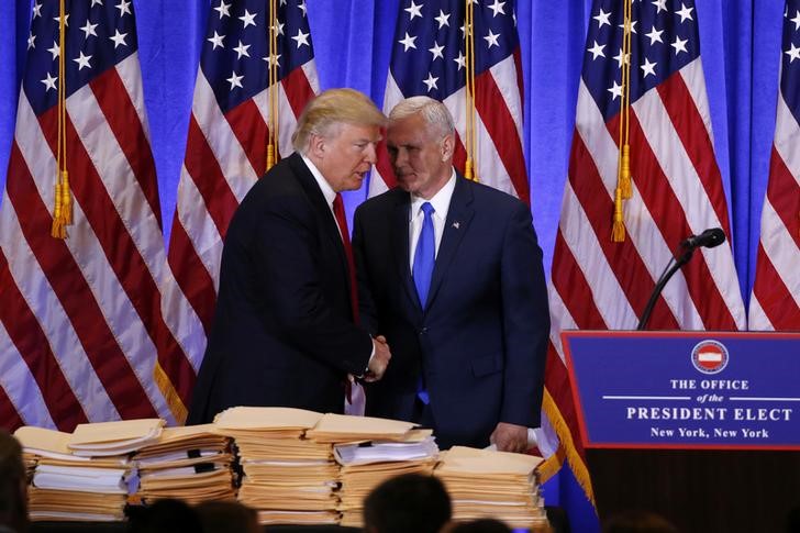 © Reuters. U.S. President-elect Donald Trump greets Vice President-elect Mike Pence during a news conference in the lobby of Trump Tower in Manhattan, New York City