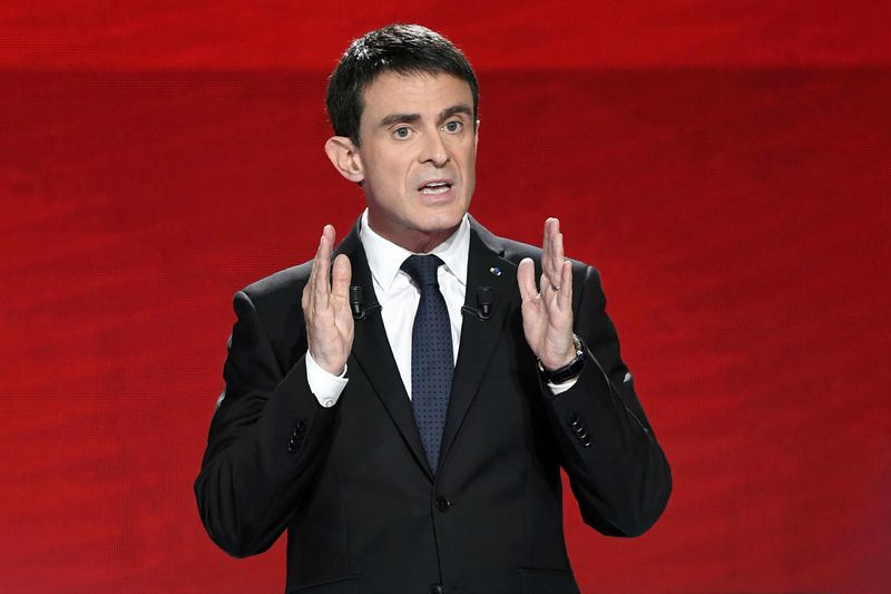 © Reuters. Manuel Valls, former prime minister and candidate, attends the second prime-time televised debate for the French left's presidential primaries in Paris