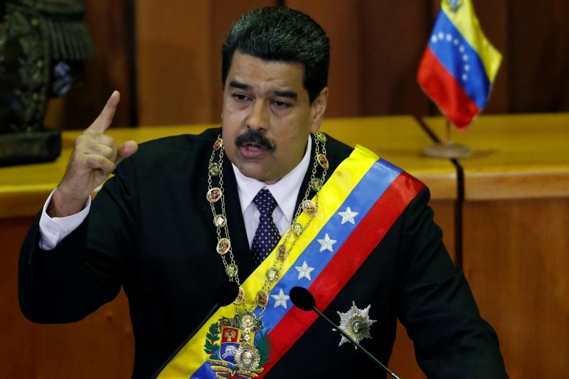 © Reuters. Venezuela's President Nicolas Maduro holds speaks during his annual report of the state of the nation at the Supreme Court in Caracas
