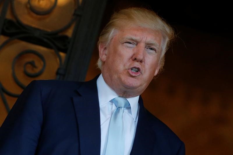 © Reuters. U.S. President-elect Trump delivered brief remarks to reporters at the Mar-a-lago Club in Palm Beach, Florida