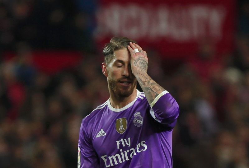 © Reuters. El defensor del Real Madrid Sergio Ramos se lamenta durante el partido que su equipo perdió frente al Sevilla, por La Liga española en el Estadio Ramón Sánchez Pizjuán.