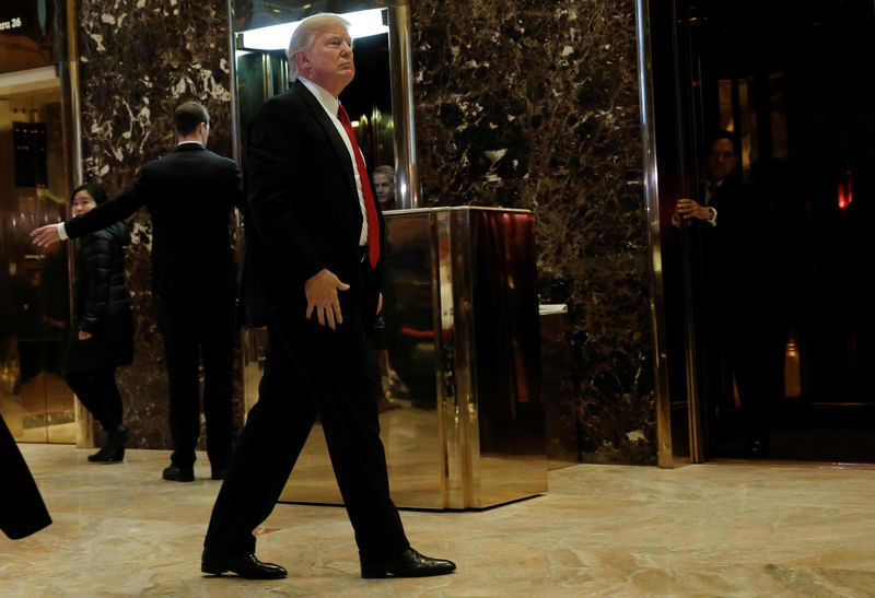 © Reuters. U.S.President-elect Donald Trump makes an appearance in the lobby at Trump Tower in New York