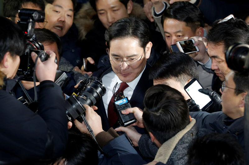 © Reuters. Samsung Electronics vice chairman Jay Y. Lee is surrounded by media as he leaves the office of the independent counsel in Seoul