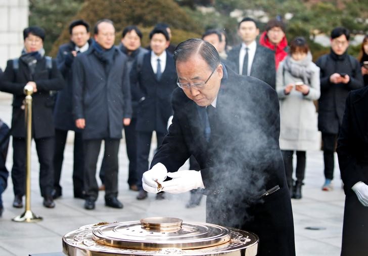 © Reuters. Former U.N. secretary-general Ban Ki-moon burns incense during his visits to the natioanl cemetery in Seoul
