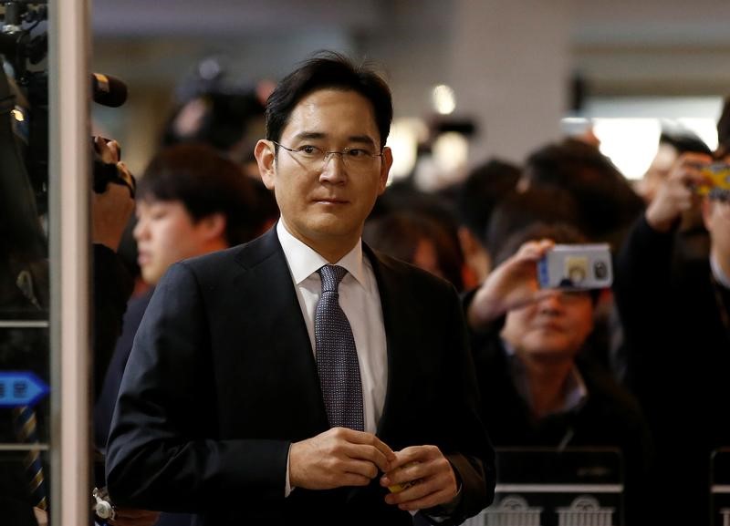 © Reuters. Samsung Electronics vice chairman Jay Y. Lee arrives to attend a hearing at the National Assembly in Seoul