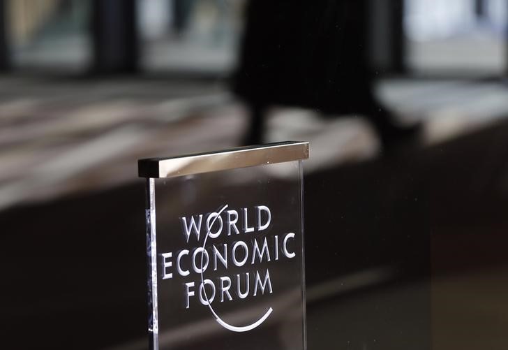 © Reuters. People leave the annual meeting of the World Economic Forum in Davos