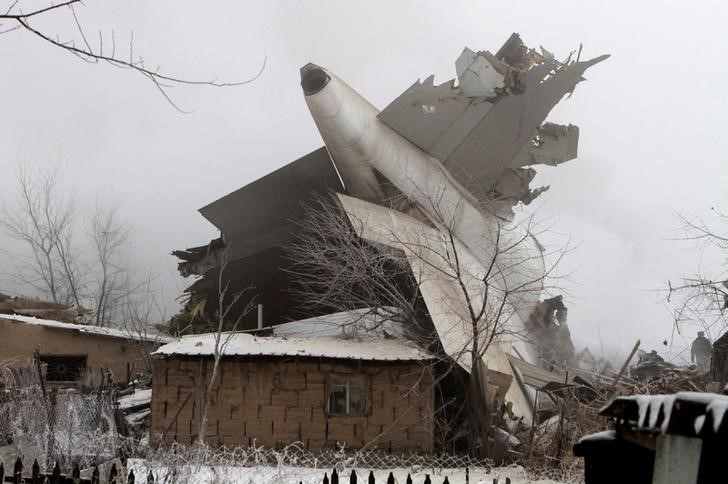 © Reuters. Обломки турецкого самолета, упавшего на дачный поселок у Бишкека