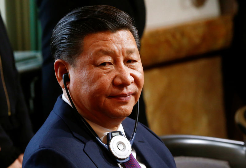 © Reuters. Chinese President Xi Jinping listensto a speech of Swiss President Leuthard at at the Bundeshaus in Bern