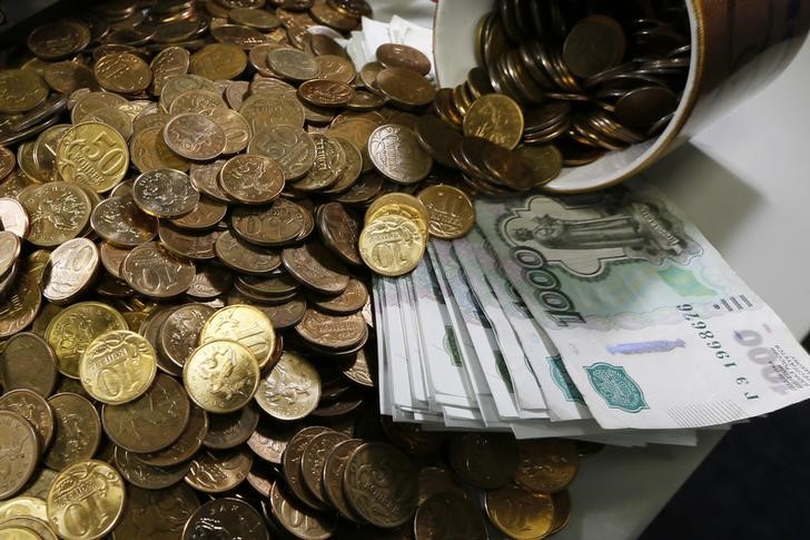 © Reuters. Рублевые монеты и купюры