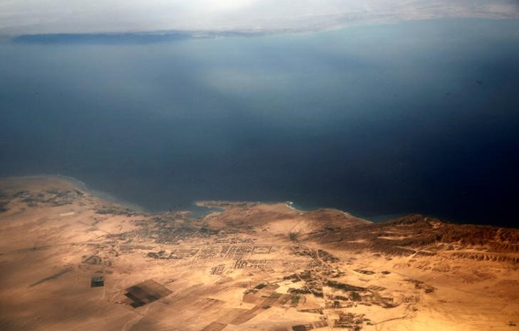 © Reuters. An aerial view of the coast of the Red Sea and the two islands of Tiran and Sanafir is pictured through the window of an airplane near Sharm el-Sheikh