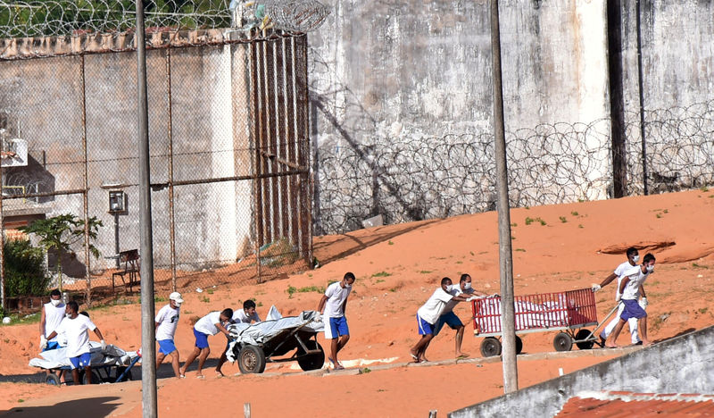 © Reuters. Detentos carregam corpos de mortos após rebelião em presídio no Rio Grande do Norte