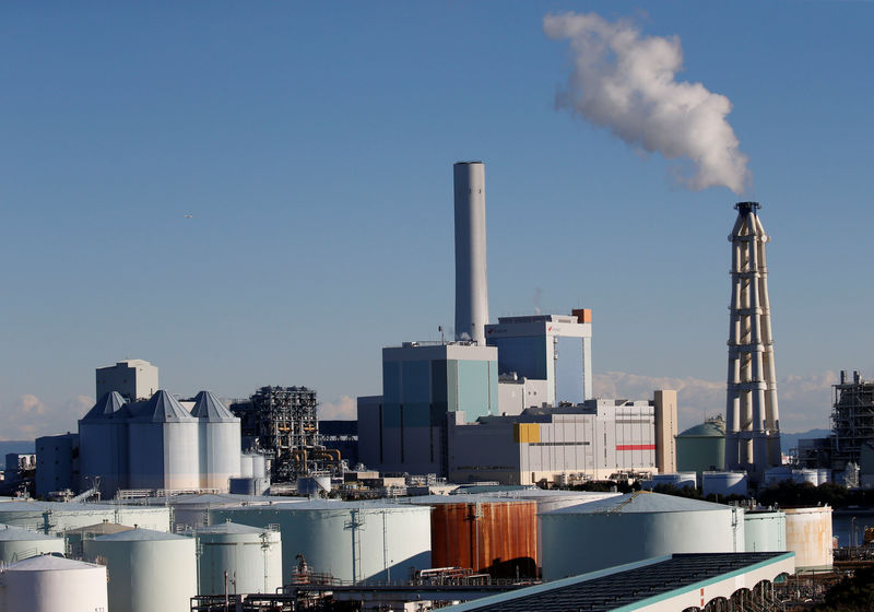 © Reuters. Chimneys are pictured in an industrial area in Yokohama