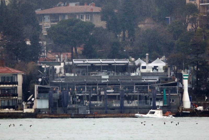 © Reuters. A Turkish coast guard boat patrols in front of the Reina nightclub by the Bosphorus, which was attacked by a gunman, in Istanbul