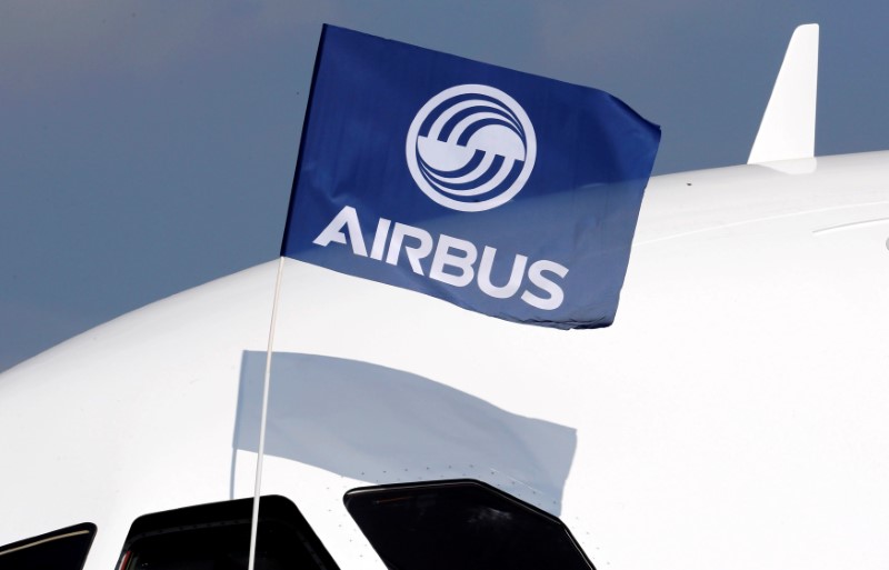 © Reuters. A flight test engineer holds an Airbus Group flag after the first flight of the Airbus A320neo in Colomiers near Toulouse