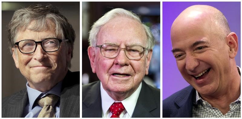 © Reuters. Bill Gates, Warren Buffett e Jeff Bezos, que estão entre os 8 mais ricos do mundo