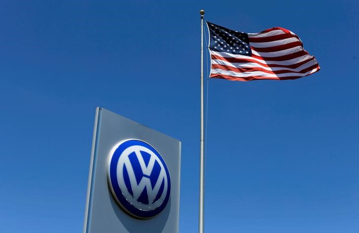 © Reuters. Logo da Volkswagen ao lado de bandeira dos EUA na Califórnia