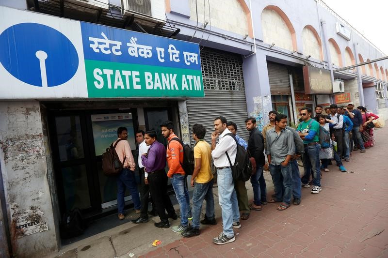 © Reuters. People queue outside an ATM of State Bank of India to withdraw money in Kolkata