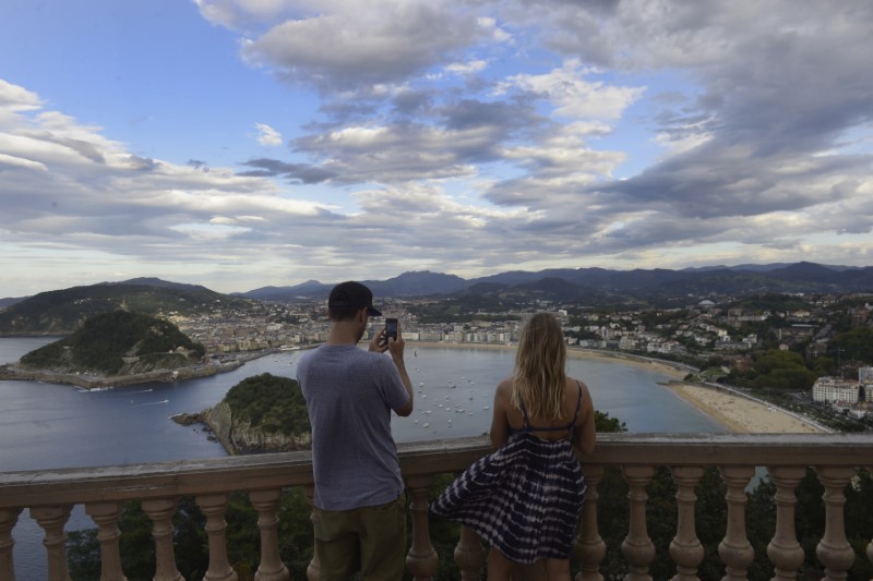 © Reuters. La bonanza del sector turístico español se frenará algo en 2017, según Exceltur