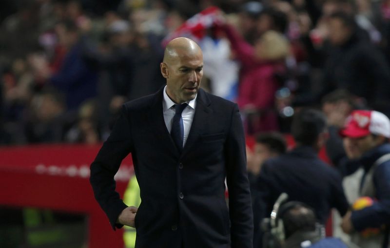 © Reuters. Zidane se mantiene optimista tras rara derrota del Madrid en Liga