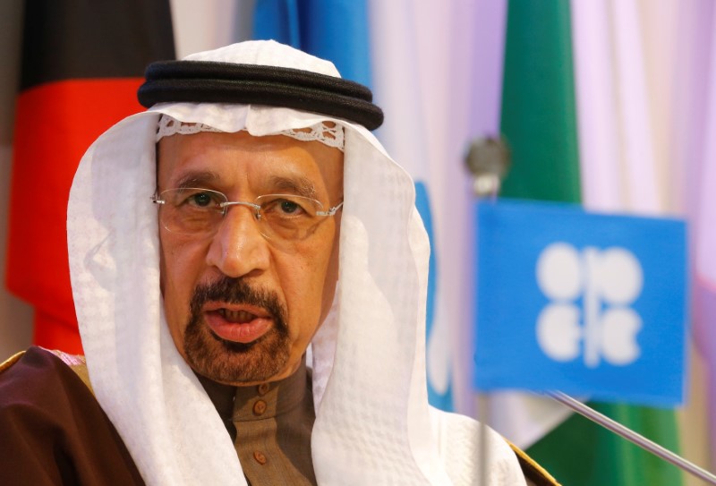 © Reuters. Saudi Arabia's energy minister al-Falih addresses a news conference after an OPEC meeting in Vienna