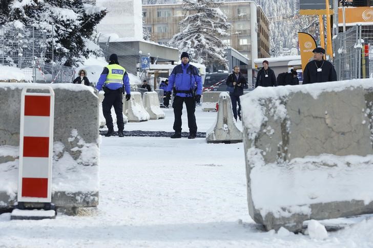 © Reuters. Polícia suíça vasculha exterior do centro de convenções onde acontece anualmente o Fórum Econômico Mundial, em Davos, na Suíça