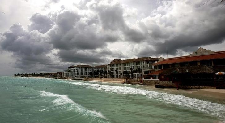 © Reuters. Пляж в мексиканском курортном городе Плайя-дель-Кармен