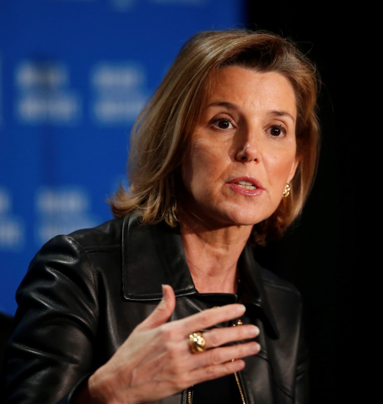 © Reuters. Sallie Krawcheck, CEO and Co-Founder of Ellevest, speaks at the Milken Institute Global Conference in Beverly Hills