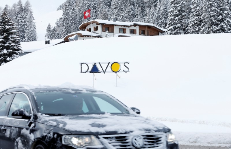 © Reuters. Tensiones comerciales y fortaleza del dólar eclipsan optimismo económico en Davos