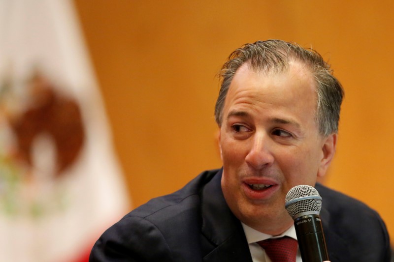 © Reuters. Mexican Finance Minister Jose Antonio Meade addresses the audience during a seminar at the Instituto Tecnologico Autonomo de Mexico in Mexico City