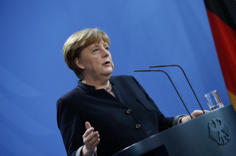 © Reuters. Merkel responde a Trump que Europa es dueña de su propio destino