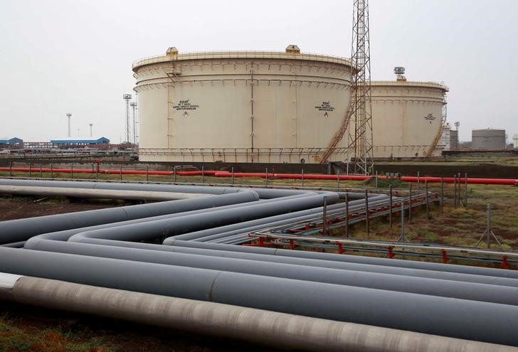 © Reuters. Нефтехранилища на НПЗ Essar Oil в Вадинаре