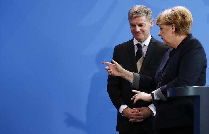 © Reuters. German Chancellor Merkel and New Zealand Prime Minister English after a news conference at the chancellery in Berlin