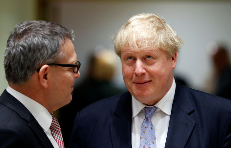 © Reuters. Czech Republic's Foreign Minister Zaoralek talks to Britain's Foreign Secretary Johnson during a EU foreign ministers meeting in Brussels